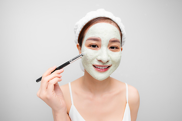 포토 JPG 해외이미지 응시 여자 실내 한명 들기 동양인 상반신 성인 앞모습 뷰티 머리띠 피부관리 흰배경 바르기 마스크팩 메이크업브러쉬 성인여자한명만 해외포토 1 시선 뷰포인트 백그라운드 장신구 모션 사람 인종 내부 흰색 붓 팩 여자한명만 성인여자만 파일형식 이미지허브