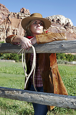 포토 JPG 해외이미지 백인 모델 모자 라이프스타일 긴머리 공원 여자 한명 사람 앉기 야외 가로 금발 뷰티 유행 가을 청바지 소프트포커스 카우보이모자 여자만 여자한명만 성인여자한명만 시리즈 해외포토 서양인 모자_잡화 1 헤어스타일 잡화 계절 공공시설 바지 모션 촬영기법 생활 성인여자만 파일형식 이미지허브