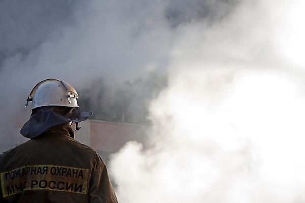 포토 JPG 해외이미지 주간 남자 한명 상반신 성인 야외 뒷모습 연기 소방관 소방 화재진압 성인남자한명만 해외포토 자연요소 1 뷰포인트 사람 구조원 화재 진압 남자한명만 성인남자만 파일형식 이미지허브