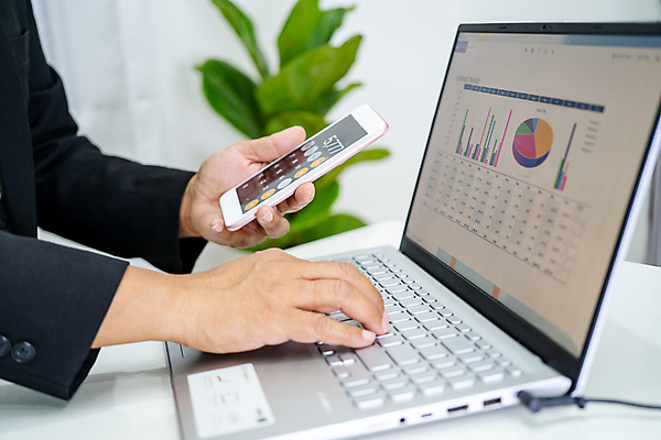 포토 JPG 해외이미지 손 종이 돈 비즈니스 통계 성공 그래프 직장 사람 동양인 사람없음 금융 경제 노트북 컴퓨터 사무실 자료 계산기 성장 업무 작업 비즈니스맨 시장 토론 책상 분석 보고서 상담 문서 투자 바쁨 회계 경영 계좌 마케팅 분석가 세금 수입 예산 회계사 해외포토 직업 남자 가구 컨셉 회사 문구용품 인종 신체부위 전자제품 장비 직장인 재산 파일형식 이미지허브