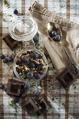 포토 JPG 해외이미지 유리병 실내 사람없음 하이앵글 초콜릿 숟가락 식탁보 달콤 블루베리 요거트 부스러기 해외포토 뷰포인트 과일 병_용기 디저트 유제품 수저 내부 맛 파일형식 이미지허브