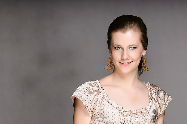 포토 JPG 해외이미지 백인 모델 1 드레스 여자 행복 포즈 한명 서기 미소 사람 성인 청춘 뷰티 유행 회색 화려 우아함 유혹 날씬함 만족 고립 스타일 카피스페이스 해외포토 서양인 옷 감정 컬러 컨셉 모션 표정 공백 몸매 파일형식 이미지허브