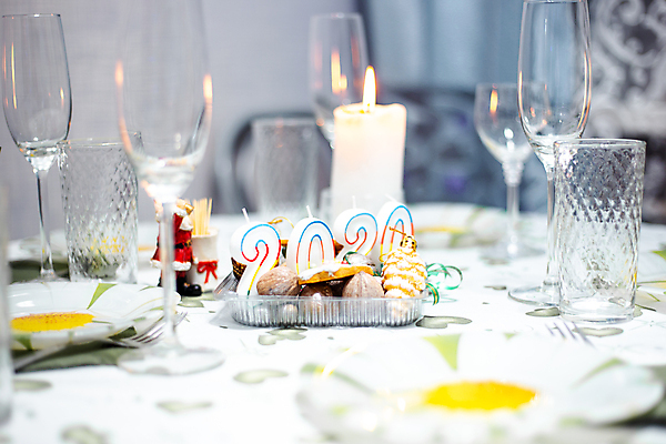 포토 JPG 해외이미지 전통 그릇 식기 접시 디자인 계절 음식 포크 크리스마스 겨울 유리 탁자 휴가 새로움 새해 주택 이벤트 사람없음 장식 빛 파티 식당 축제 식사 저녁식사 흰색 기구 축하 황금 고급 우아함 저녁 소프트포커스 연도 설정 스타일 해외포토 기념일 컬러 가구 컨셉 재질 촬영기법 건물 상점 야간 파일형식 이미지허브