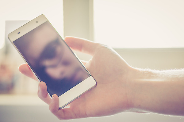 포토 JPG 해외이미지 손 디자인 안경 얼굴 컨셉 비즈니스 통신 손가락 모바일 실내 사람없음 스마트폰 핸드폰 반사 우주 스크린 공백 터치 업무 그물 네트워크 작업실 플랫 사이버 스마트 책상 광택 노려봄 지능 터치스크린 생존 셀룰러 현실 해외포토 잡화 가구 표정 내부 신체부위 전자제품 스마트기기 작업 파일형식 이미지허브