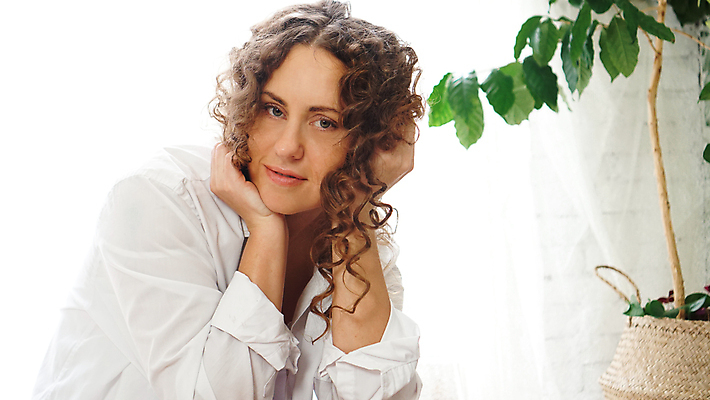 포토 JPG 해외이미지 식물 백인 모델 모자 라이프스타일 헤어스타일 응시 여자 행복 잎 유리 호텔 아침 주택 실내 건강 한명 미소 성인 내부 장식 초록색 파란색 뷰티 문 귀여움 귀걸이 방 흰색 표현 피부 히스패닉 내추럴 돌봄 해외포토 주간 서양인 1 시선 잡화 감정 컬러 컨셉 장신구 모션 재질 숙소 표정 사람 건물 생활 신체부위 파일형식 이미지허브