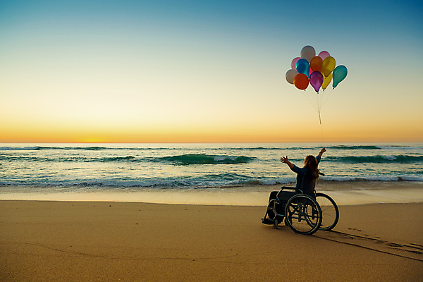 포토 JPG 해외이미지 주간 전신 여자 한명 성인 해변 야외 옆모습 노을 만세 잡기 장애인 휠체어 풍선 성인여자한명만 해외포토 자연요소 1 바다 뷰포인트 모션 사람 장애 여자한명만 성인여자만 파일형식 이미지허브