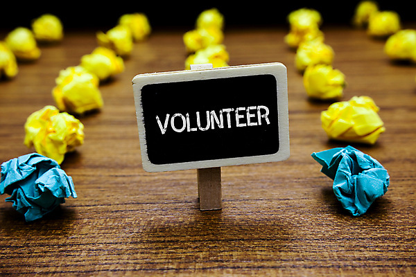 포토 JPG 해외이미지 영어 실내 사람없음 아웃포커스 봉사 표지판 일렬 종이뭉치 나무배경 해외포토 문자 종이 백그라운드 알림판 촬영기법 내부 도움 뭉치 파일형식 이미지허브