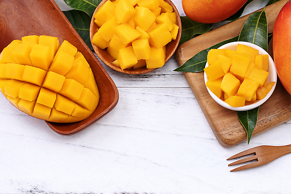 포토 JPG 해외이미지 스튜디오촬영 그릇 포크 나뭇잎 쟁반 사람없음 목재 하이앵글 노란색 망고 해외포토 나무 식기 뷰포인트 컬러 잎 재료 실내 열대과일 파일형식 이미지허브