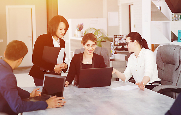 포토 JPG 해외이미지 직업 여자 비즈니스 통신 회의 협력 설계 노동자 아이디어 함께함 대화 여러명 노트북 사무실 업무 작업 비즈니스우먼 발표 그룹 계획 토론 종업원 동료 경영자 해외포토 다수 컨셉 관계 말하기 사람 전자제품 직장인 리더 파일형식 이미지허브