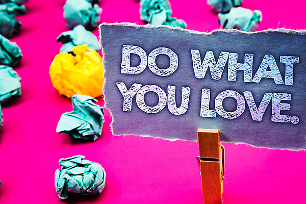 포토 JPG 해외이미지 영어 종이 실내 사람없음 일렬 나무집게 종이뭉치 분홍색배경 해외포토 문자 분홍색 백그라운드 집게 내부 목재 뭉치 파일형식 이미지허브