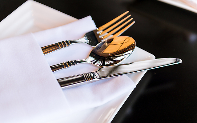 포토 JPG 해외이미지 식기 접시 백그라운드 포크 탁자 사람없음 빛 세트 금속 주방 식당 숟가락 저녁식사 흰색 기구 그룹 칼 은색 서비스 냅킨 설정 철강 해외포토 컬러 가구 재질 수저 상점 식사 파일형식 이미지허브