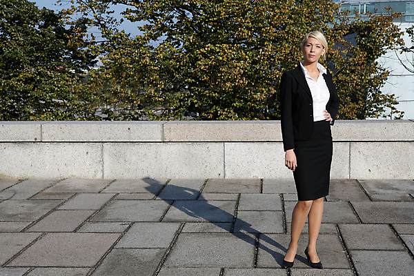 포토 JPG 해외이미지 백인 라이프스타일 외관 응시 옷 여자 비즈니스 그림자 한명 서기 사람 정장 20대 성인 야외 건물 금발 흰색 도시 비즈니스우먼 스마트 S 길이 설정 변호사 정중 지능 해외포토 서양인 직업 1 헤어스타일 건축물 알파벳 시선 컬러 컨셉 모션 청년 생활 직장인 파일형식 이미지허브