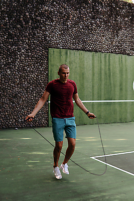 포토 JPG 해외이미지 전신 남자 실내 한명 성인 앞모습 점프 줄넘기 유산소운동 성인남자한명만 해외포토 1 뷰포인트 모션 사람 내부 운동 남자한명만 성인남자만 파일형식 이미지허브