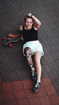 포토 JPG 해외이미지 모델 1 헤어스타일 공원 여자 얼굴 벽 스포츠 포즈 백그라운드 티셔츠 신체 반바지 한명 미소 사람 성인 야외 가로 파란색 선글라스 뷰티 유행 카메라 검은색 흰색 잡기 화려 자르기 문신 피부 쉬운 캡모자 스타일 힙스터 해외포토 모자_잡화 공공시설 패션 안경 컬러 컨셉 셔츠 바지 모션 표정 신체부위 전자제품 파일형식 이미지허브