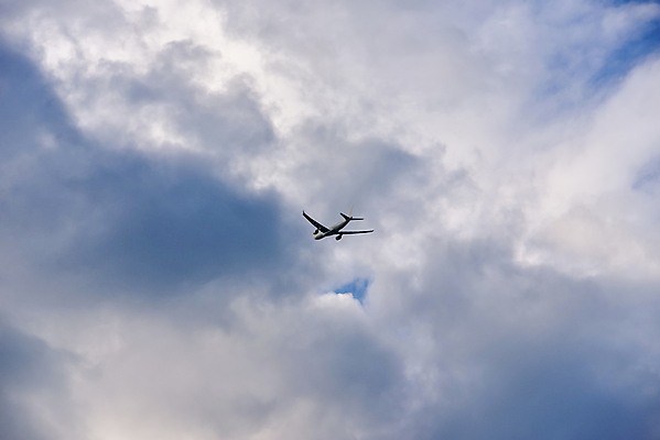 포토 JPG 해외이미지 구름 여행 날개 교통시설 자국 모션 날씨 휴가 비행기 사람없음 우주 맑음 자유 흰색 물방울 떨어짐 공항 크루즈 파일럿 도착 항공 속도 머리위 제트기 승객 폭풍 천국 멀리 이륙 엔진 뇌우 해외포토 자연요소 직업 컬러 교통 컨셉 배_교통 항공교통 대중교통 시설 파일형식 이미지허브