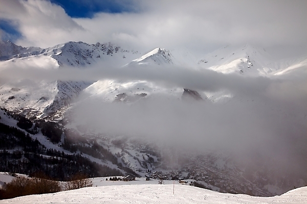 포토 JPG 해외이미지 구름 계절 스포츠 여행 겨울 자연 휴가 스키 산 파노라마 풍경 사람없음 야외 환경 얼음 등산 트래킹 하이킹 추위 프랑스 안개 흰색 신선 보호 시원함 땅 순수 휴양지 알프스 지역 안심 흐림 내추럴 프랑스어 눈내림 해외포토 자연요소 문자 유럽 컬러 컨셉 레저 날씨 겨울스포츠 눈_날씨 촬영기법 육류 장소 생태계 파일형식 이미지허브