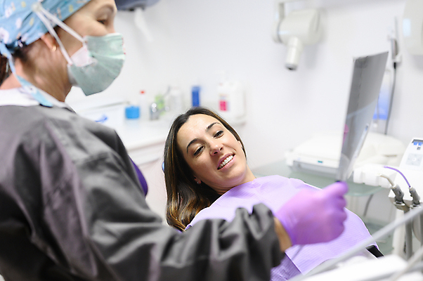 포토 JPG 해외이미지 직업 응시 여자 유니폼 엑스레이 실내 건강 치과 병원 미소 사람 성인 두명 치료 가로 사무실 약 건강관리 장비 시험 환자 의사 가리킴 업무 입 치아 치과의사 보여주기 외과 돌봄 방사선 치아교정 치통 해외포토 시선 옷 교육 비즈니스 의학 모션 표정 관리 손짓 내부 신체부위 의료진 작업 소화기관 질병 교정 파일형식 이미지허브