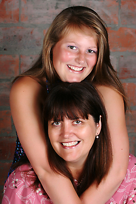 포토 JPG 해외이미지 백인 여자 딸 행복 여유 어린이 포즈 백그라운드 가족 관계 엄마 갈색머리 종류 사랑 미소 사람 성인 두명 10대 스타일 해외포토 서양인 헤어스타일 감정 청소년 표정 파일형식 이미지허브