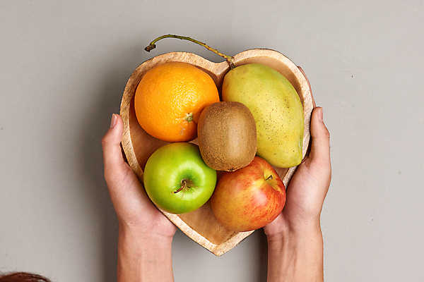 포토 JPG 해외이미지 손 회색배경 귤 실내 키위 들기 신체부위 하트 사과 담기 청사과 망고 나무그릇 해외포토 모양 그릇 백그라운드 과일 모션 사람 내부 목재 회색 열대과일 파일형식 이미지허브