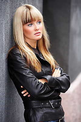 포토 JPG 해외이미지 백인 긴머리 외관 여자 감정 벽 생각 청소년 한명 20대 야외 건물 10대 캐주얼 금발 팔짱 기댐 슬픔 도시 명상 고민 걱정 싱글 문제 배려 심각 우울증 해외포토 서양인 1 헤어스타일 건축물 옷 컨셉 모션 사람 청년 질병 파일형식 이미지허브