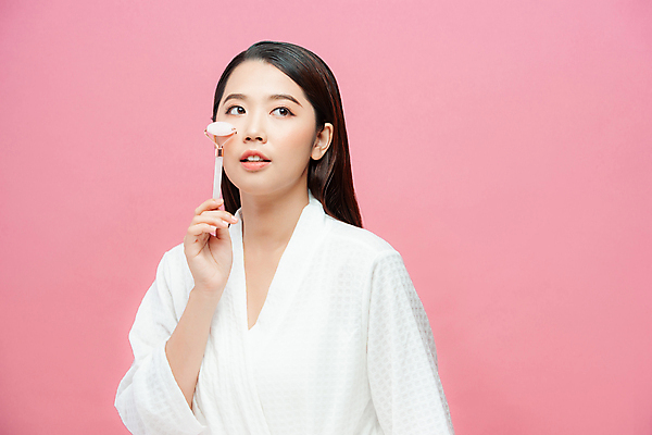 포토 JPG 해외이미지 응시 여자 실내 한명 들기 동양인 상반신 성인 앞모습 뷰티 피부관리 페이스롤러 성인여자한명만 분홍색배경 해외포토 1 시선 뷰포인트 분홍색 백그라운드 모션 사람 인종 내부 마사지용품 여자한명만 성인여자만 파일형식 이미지허브