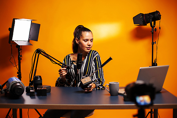 포토 JPG 해외이미지 여자 전등 한명 들기 상반신 성인 앞모습 컵 노트북 카메라 촬영 주황색 책상 마이크 방송 촬영실 성인여자한명만 유튜버 해외포토 1 식기 뷰포인트 컬러 음향기기 가구 모션 조명 사람 전자제품 공간 여자한명만 성인여자만 파일형식 크리에이터 이미지허브