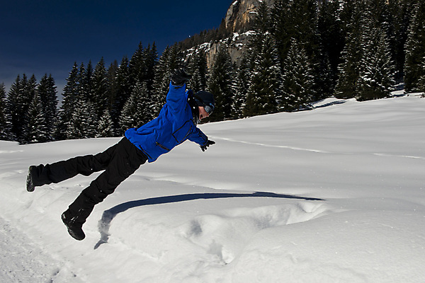 포토 JPG 해외이미지 백인 1 라이프스타일 남자 어린이 스포츠 겨울 자국 자연 놀이 산 한명 사람 소년 야외 10대 달리기 여행객 계곡 점프 등산 세계문화유산 눈내림 해외포토 서양인 계절 모션 청소년 눈_날씨 생활 트래킹 문화재 생태계 파일형식 이미지허브