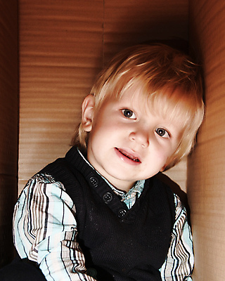 포토 JPG 해외이미지 백인 응시 어린이 교통시설 놀이 실내 선물 한명 서기 사람 소년 상자 금발 장난감 무대 게임 아기 구멍 유머 달콤 고독 배달원 스마트 창고 검색 패키지 숨김 판지 걸음마 정책 혼자 해외포토 서양인 직업 1 헤어스타일 시선 남자 감정 교통 컨셉 모션 내부 맛 시설 파일형식 이미지허브