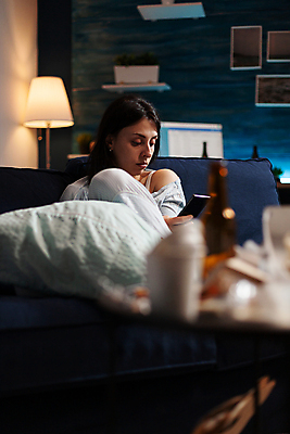 포토 JPG 해외이미지 여자 실내 무표정 한명 상반신 성인 앞모습 슬픔 좌절 소프트포커스 우울감 성인여자한명만 해외포토 1 감정 뷰포인트 컨셉 촬영기법 표정 사람 내부 여자한명만 성인여자만 파일형식 이미지허브