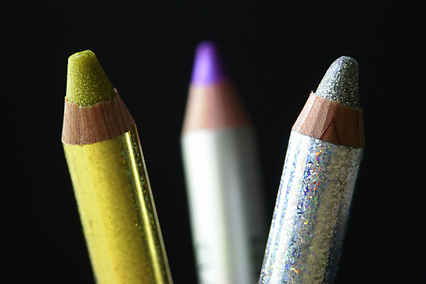 포토 JPG 해외이미지 여자 장신구 검은배경 불꽃 그림자 사람없음 가로 빛 뷰티 연필 유행 페인트 화장품 그룹 우아함 오브젝트 그림 아이섀도 아이라이너 줄서기 해외포토 백그라운드 컨셉 모션 불 학용품 사람 필기구 검은색 파일형식 이미지허브