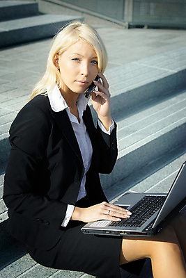 포토 JPG 해외이미지 학생 라이프스타일 외관 응시 여자 인터넷 비즈니스 통신 모바일 거리 한명 사람 앉기 정장 20대 성인 야외 노트북 스마트폰 컴퓨터 금발 계단 웹 외침 도시 작업 비즈니스우먼 그물 이메일 무선전화기 멀리 단계 변호사 의사소통 지원 접근 해외포토 직업 1 헤어스타일 시선 옷 모션 청년 생활 전자제품 핸드폰 스마트기기 소리 직장인 전화기 파일형식 이미지허브