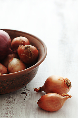 포토 JPG 해외이미지 식물 라이프스타일 접시 잡화 음식 농업 채소 오렌지 재료 전구 양파 사람없음 목재 갈색 노란색 주방 양념 그룹 사발 맛 자르기 향신료 유기농 뿌리 내추럴 목판 숙성 채식주의자 해외포토 나무 식기 웰빙 산업 컬러 컨셉 과일 모션 생활 사기그릇 채식 향미료 파일형식 이미지허브