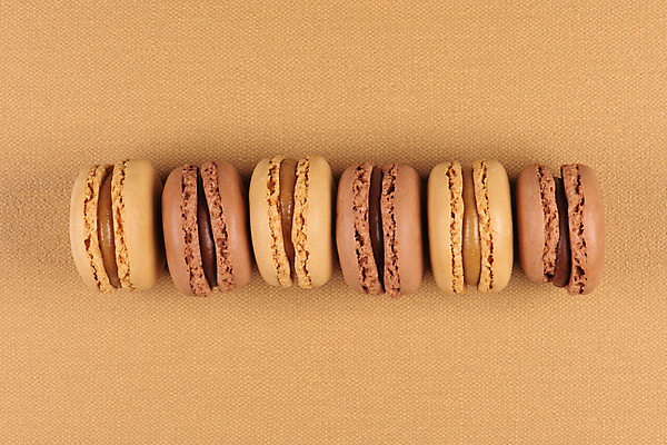 포토 JPG 해외이미지 디저트 실내 사람없음 달콤 일렬 마카롱 베이지색배경 해외포토 음식 백그라운드 내부 맛 베이지색 파일형식 이미지허브