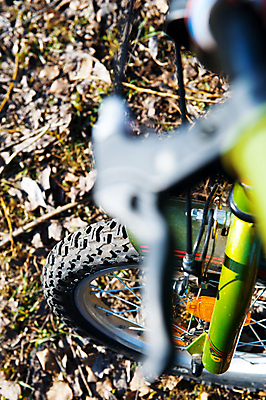 포토 JPG 해외이미지 라이프스타일 스포츠 여행 십자가 자연 사람없음 야외 초록색 자전거 시골 바퀴 승차 사이클링 땅바닥 비포장도로 해외포토 도로 컬러 모션 바닥 생활 바이크 육상스포츠 생태계 파일형식 이미지허브