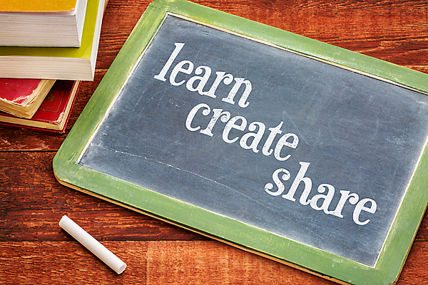 포토 JPG 해외이미지 교육 컨셉 날씨 창조 사람없음 목재 책 빨간색 초록색 칠판 시골 사인 분필 공유 자극 해외포토 나무 컬러 재료 초크 파일형식 이미지허브