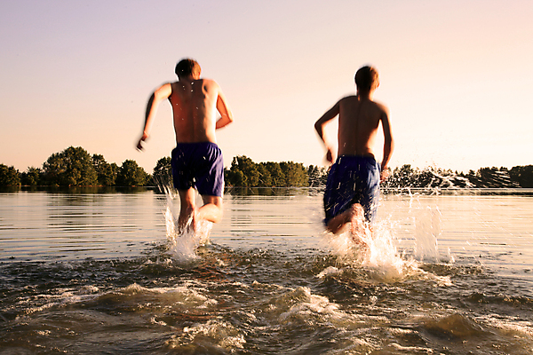 포토 JPG 해외이미지 주간 전신 남자 바다 함께함 성인 야외 두명 친구 여름휴가 바캉스 달리기 우정 즐거움 성인남자만 해외포토 자연요소 감정 컨셉 관계 모션 휴가 사람 남자만 성인만 파일형식 여름_계절 이미지허브