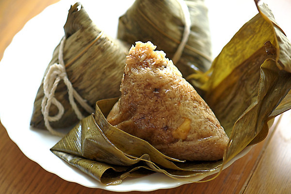 포토 JPG 해외이미지 전통 접시 디자인 행복 아시아 문화 밧줄 음식 백그라운드 컨셉 잎 포장 탁자 밥 넥타이 휴가 요리 동양인 사람없음 목재 축제 식사 중국 용 축하 신선 보트 닫기 맛 다발 묶기 대만 먹기 대나무 기선 싱가폴 어려움 맛있는 해외포토 나무 식물 식기 잡화 감정 나라 줄 가구 배_교통 재료 모션 인종 파일형식 이미지허브