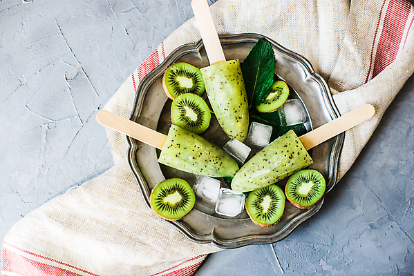 포토 JPG 해외이미지 접시 회색배경 아이스크림 실내 키위 사람없음 하이앵글 얼음 과일아이스크림 막대아이스크림 해외포토 자연요소 식기 뷰포인트 백그라운드 과일 디저트 내부 회색 파일형식 이미지허브