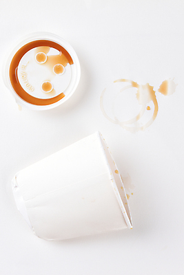 포토 JPG 해외이미지 종이 커피 음료 사람없음 컵 갈색 뚜껑 흰색 얼룩 액체 머리위 쏟아짐 찌그러짐 카페인 해외포토 식기 컬러 컨셉 모션 파일형식 이미지허브