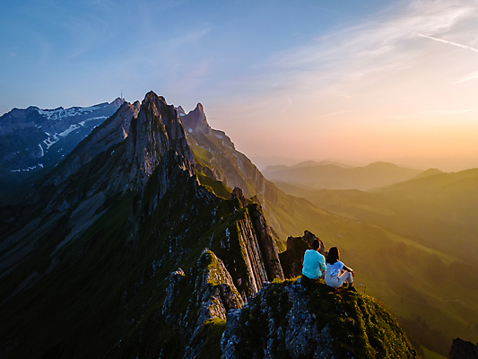 포토 JPG 해외이미지 커플 행복 유럽 길 여행 자국 자연 휴가 산 파노라마 사람 풍경 경사 야외 두명 초록색 여름 계곡 일몰 트래킹 하이킹 낭만 자유 시골 가장자리 정상 스위스 언덕 산등성이 오르기 알프스 절정 해외포토 계절 감정 나라 컬러 컨셉 관계 모션 레저 촬영기법 노을 둘레 생태계 파일형식 이미지허브