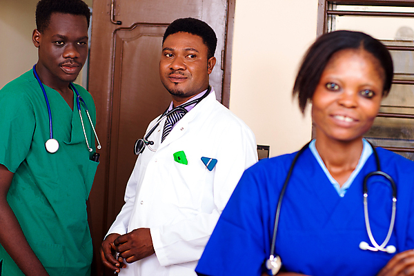 포토 JPG 해외이미지 직업 여자 남자 유니폼 노동자 건강 병원 미소 사람 성인 세명 의사 작업 자신감 그룹 동료 만족 다문화 외과 돌봄 해외포토 옷 감정 의학 관계 모션 표정 의료진 사회이슈 파일형식 이미지허브