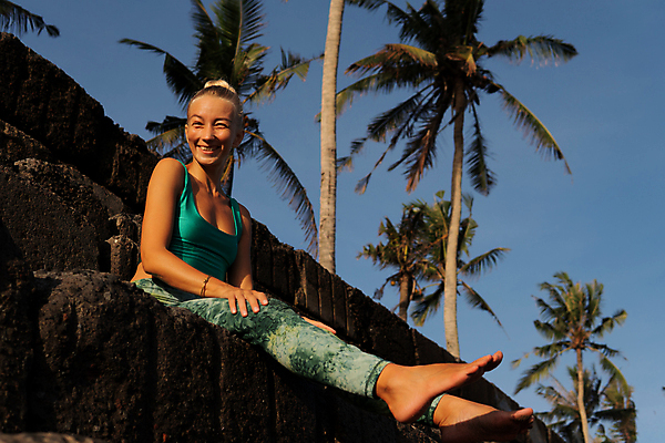 포토 JPG 해외이미지 모델 1 라이프스타일 손 여자 행복 얼굴 포즈 백그라운드 한명 사람 야외 태양 유행 세일 귀여움 맑음 자유 입술 해외포토 자연요소 감정 컨셉 날씨 생활 신체부위 파일형식 이미지허브