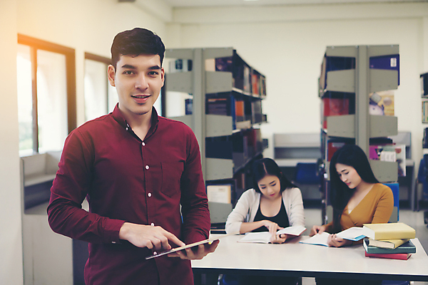 포토 JPG 해외이미지 학생 남자 행복 컨셉 인터넷 실내 미소 사람 세명 알약 도서관 대학교 해외포토 교육 감정 학교 표정 내부 약 파일형식 이미지허브