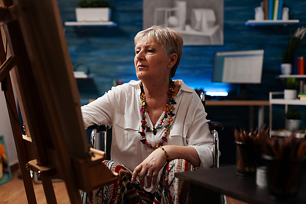 포토 JPG 해외이미지 응시 여자 노년 할머니 실내 한명 들기 상반신 앞모습 그리기 이젤 노인여자한명만 해외포토 1 시선 뷰포인트 모션 사람 성인 내부 미술도구 여자한명만 노인여자만 파일형식 이미지허브