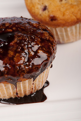 포토 JPG 해외이미지 스튜디오촬영 전통 음식 2 사람없음 세로 초콜릿 대접 신선 달콤 컵케이크 굽기 머핀 반투명 페스츄리 핸드메이드 해외포토 빵 디저트 실내 케이크 맛 구이 파일형식 이미지허브