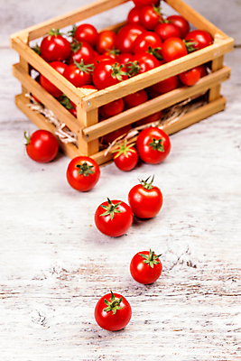 포토 JPG 해외이미지 토마토 방울토마토 실내 사람없음 바구니 여러개 담기 나무배경 해외포토 다수 백그라운드 채소 모션 내부 파일형식 이미지허브