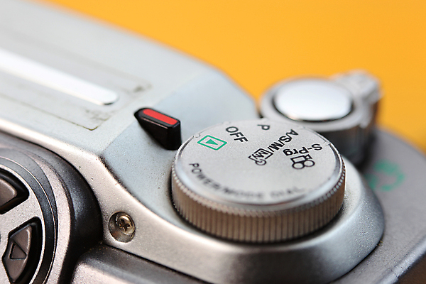 포토 JPG 해외이미지 놀이 손잡이 사람없음 노란색 카메라 금속 천 사진사 클릭 다이얼 스위치 부정적 옛날 해외포토 감정 컬러 재질 전자제품 직물 작가 파일형식 이미지허브