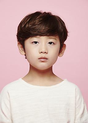 포토 JPG 스튜디오촬영 응시 남자 감정 어린이라이프 어린이 무표정 표정 한명 근접촬영 소년 상반신 앞모습 한국인 시무룩 소년한명만 분홍색배경 국내포토 1 라이프스타일 시선 뷰포인트 분홍색 백그라운드 실내 사람 동양인 남자한명만 소년만 파일형식