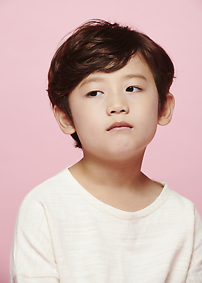 포토 JPG 스튜디오촬영 응시 남자 감정 어린이라이프 어린이 표정 한명 근접촬영 소년 상반신 앞모습 한국인 시무룩 소년한명만 분홍색배경 국내포토 1 라이프스타일 시선 뷰포인트 분홍색 백그라운드 실내 사람 동양인 남자한명만 소년만 파일형식