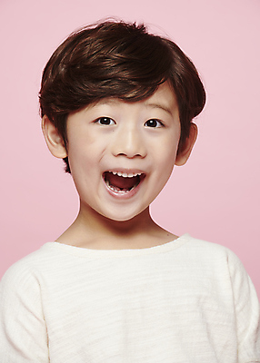 포토 JPG 스튜디오촬영 응시 남자 감정 어린이라이프 어린이 표정 입벌림 한명 웃음 근접촬영 소년 상반신 앞모습 놀람 한국인 소년한명만 분홍색배경 국내포토 1 라이프스타일 시선 뷰포인트 분홍색 백그라운드 실내 사람 동양인 남자한명만 소년만 파일형식